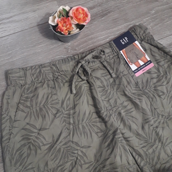 Gap | Pull on military green shorts - Picture 4 of 11